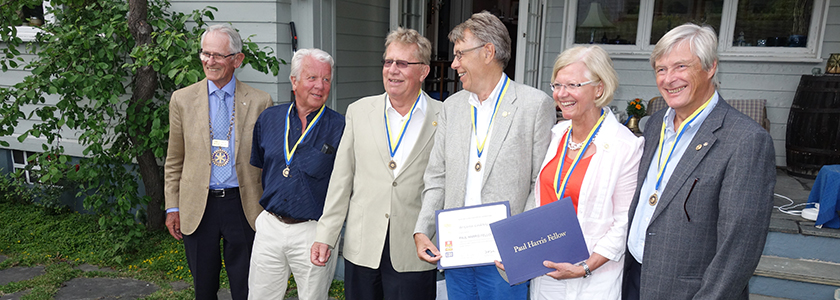18. juni 2014 - Paul Harris Fellowship til Britt og Per Gustav og medalje til tidligere PHF'ere